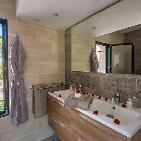Saint-tropez Sleeps 6 Air Con Wifi